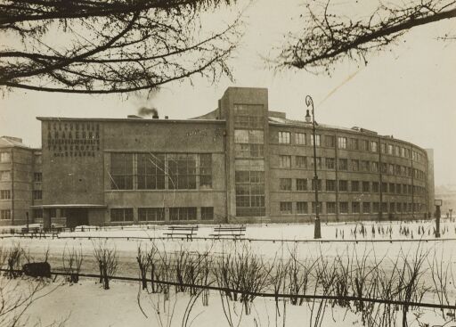 Здание Всесоюзной академии железнодорожного транспорта имени Сталина. Вид из сквера. Ленинград