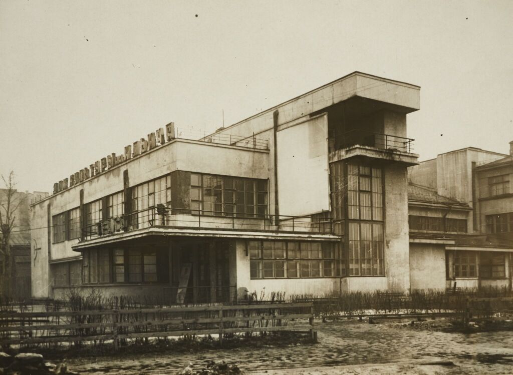 Фотография. Дом культуры им. Ильича. Вид на театральную часть здания. Ленинград