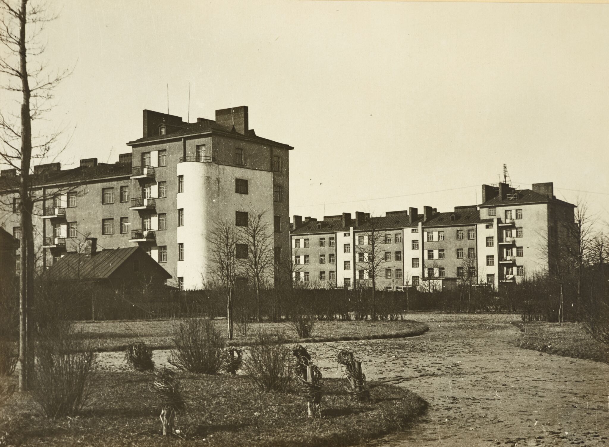 Жилые дома по проспекту Стачек. Вид из сада. Ленинград, Leonid Andreevsky, 1934