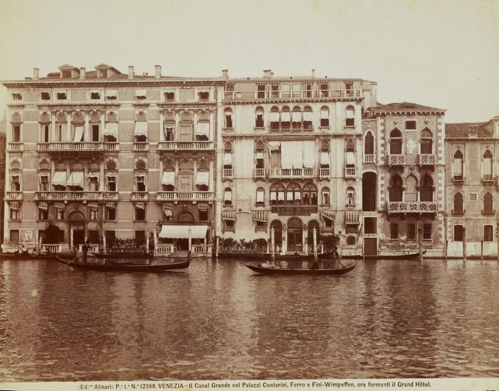 Вид на палаццо Контарини-Фазан и палаццо Ферро-Фини в Венеции