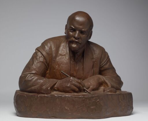 В.И. Ленин с часами на столе