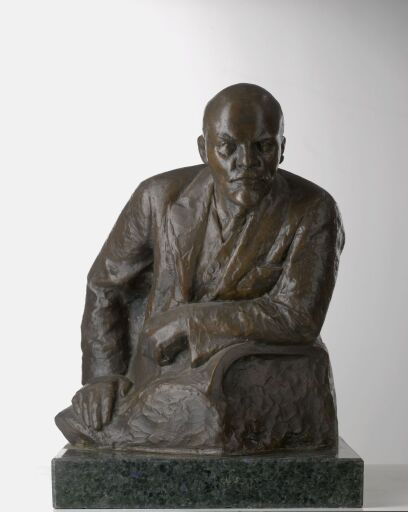 В.И. Ленин, сидящий в кресле
