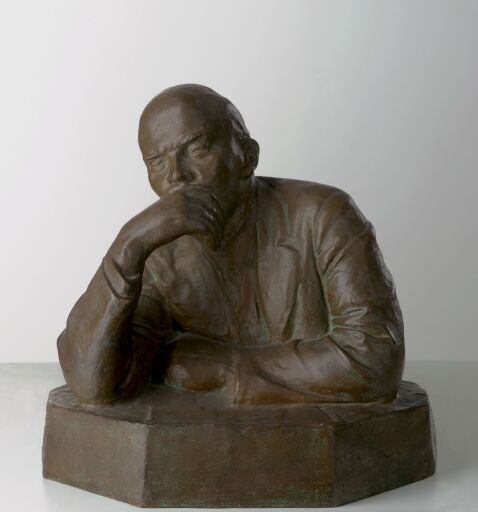 В.И. Ленин с рукой у подбородка