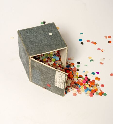 «Manchester. Population 541.500». Из серии «Кубики»