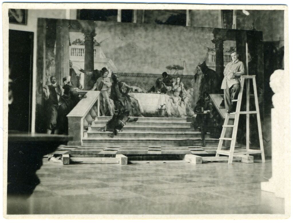 Александр Дмитриевич Корин на фоне картины Дж.Б. Тьеполо «Пир Клеопатры»