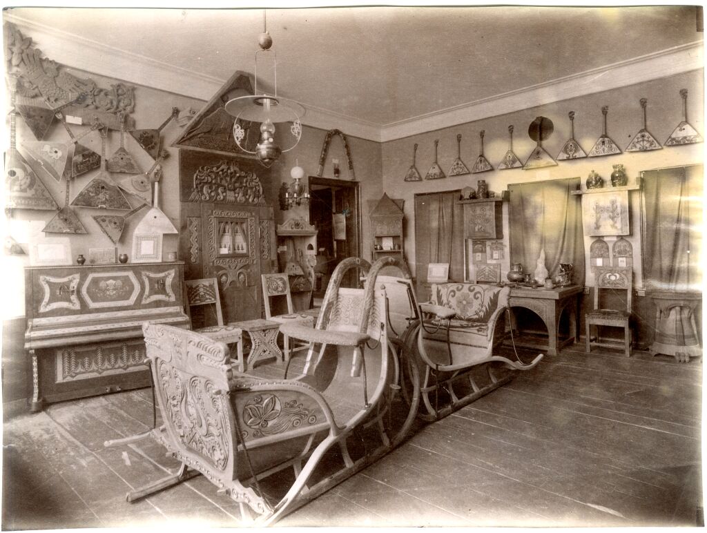 Экспозиция выставки Талашкинских мастерских прикладного искусства в Смоленске