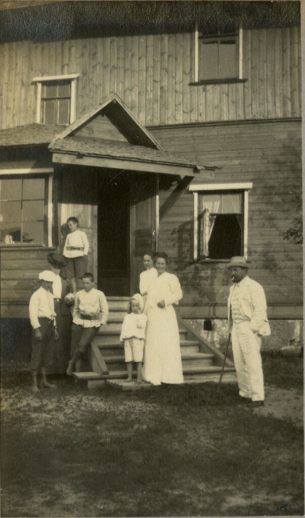 Справа налево: В.А. Серов и О.Ф. Серова с детьми Ольгой, Антоном, Александром, Юрием, Михаилом. Ино. Финляндия