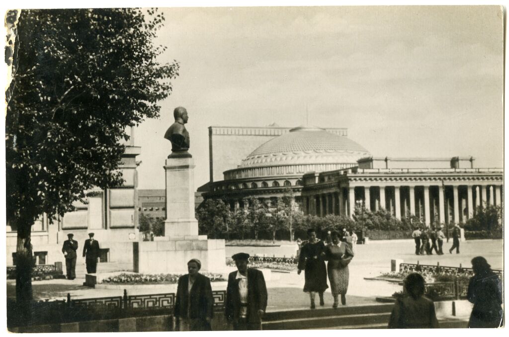 Новосибирский театр оперы и балета (фотооткрытка)