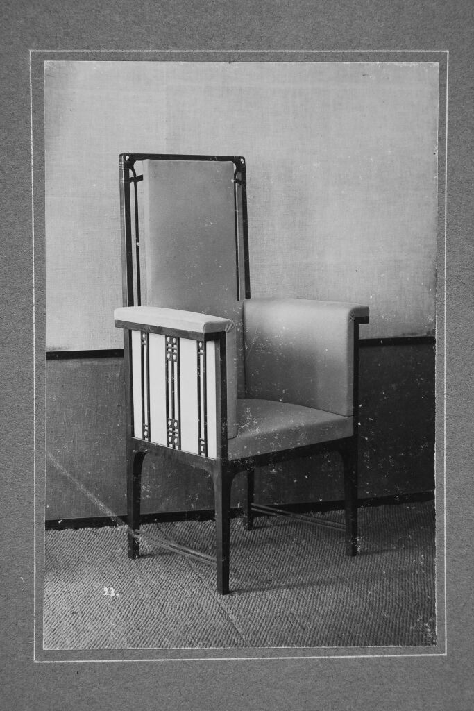 Художественный салон «Современное искусство». Кресло из «Павлиньей комнаты». Оформление по эскизу С.А. Щербатова