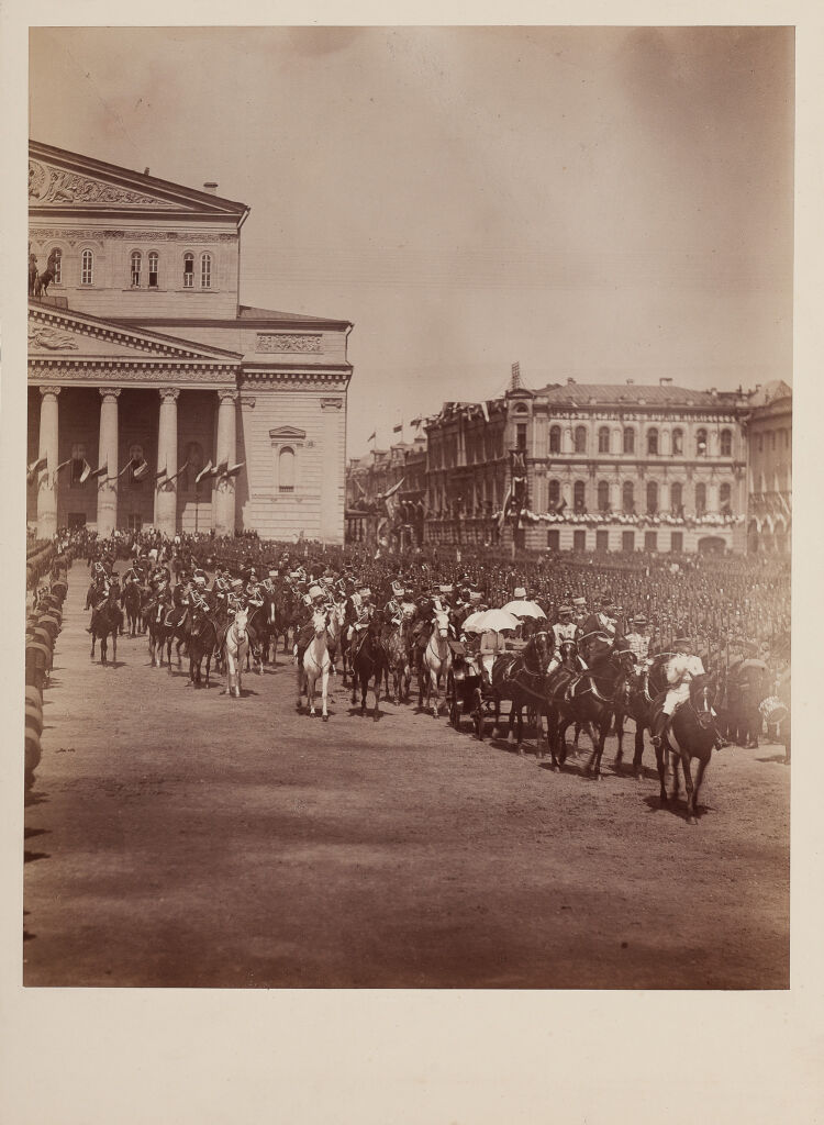Император Александр III на параде объезжает войска Московского гарнизона, выстроенные на Театральной площади