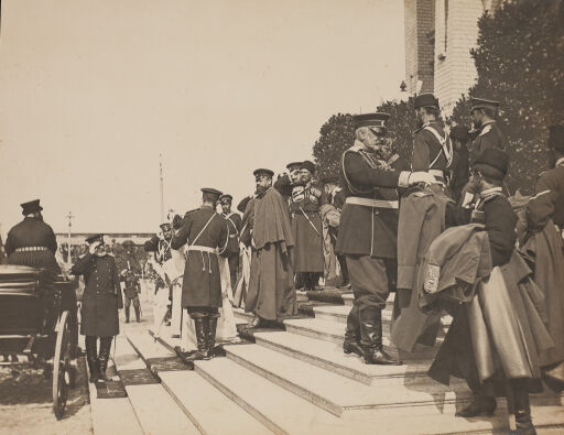 Император Александр III с личной казачьей охраной, выходящий из вокзала в Бресте