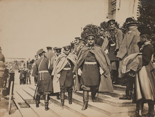 Великий князь Владимир Александрович со свитой, выходящий из вокзала в Бресте