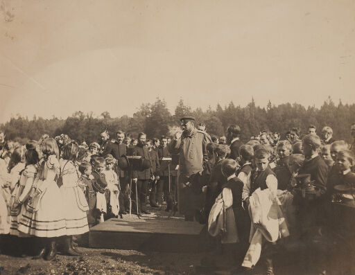 Император Александр III в окружении делегации местных жителей на выступлении детского хора. Спала