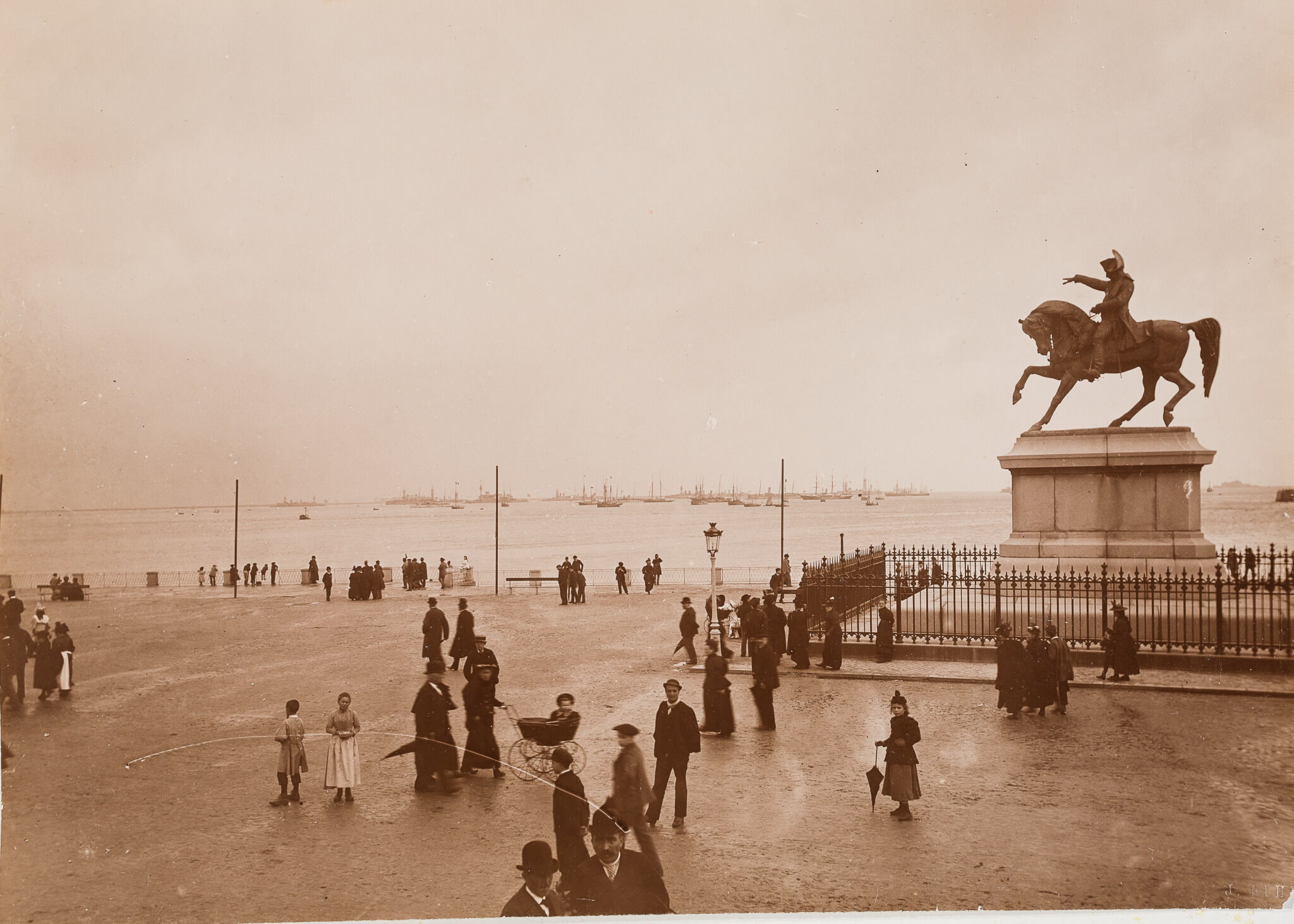 Фотография. Визит императора Николая II во Францию. Эскадра, сопровождающая императора Николая II и императрицу Александру Федоровну. Вид с площади  Наполеона. Шербур, Kyun Zhakob, 1896