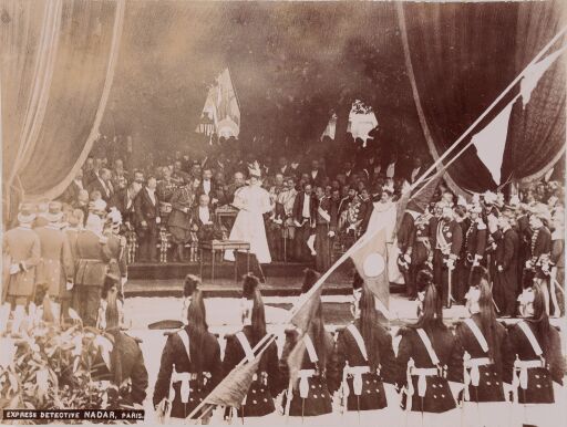 Визит императора Николая II во Францию. Торжественная закладка моста Александра III. Центральная часть трибуны (вид с набережной). Париж