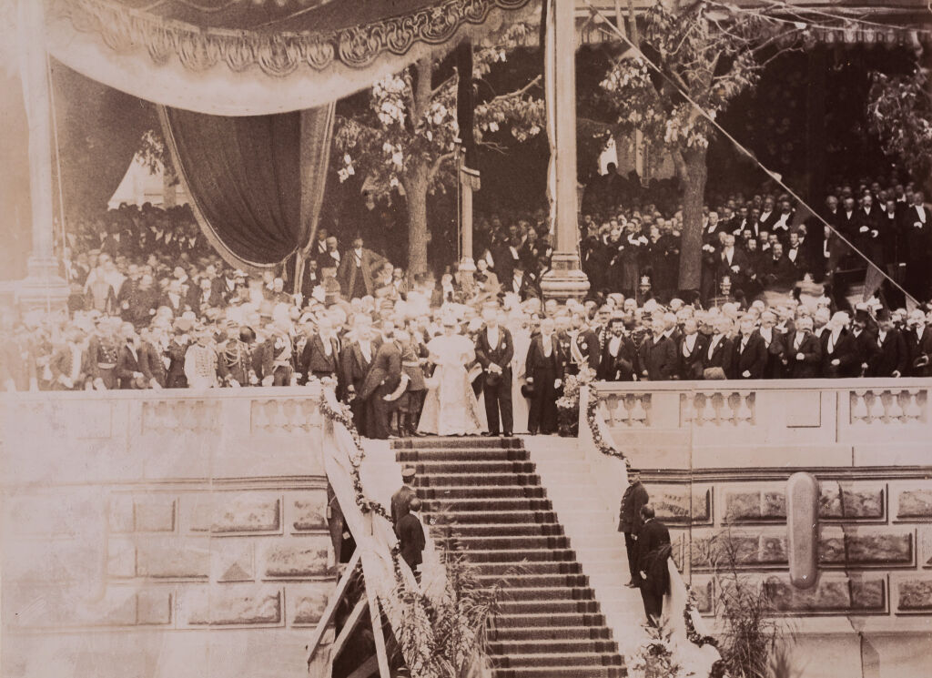 Визит императора Николая II во Францию. Торжественная закладка моста Александра III. На верхней ступени лестницы (вид с Сены). Париж