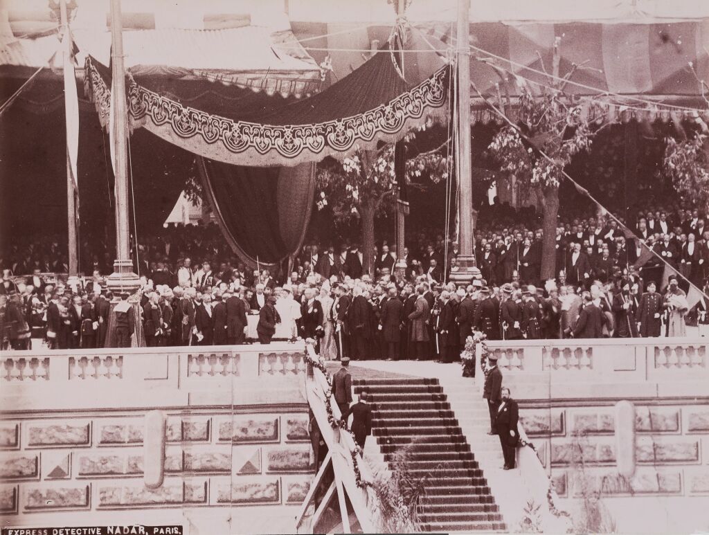 Визит императора Николая II во Францию. Торжественная закладка моста Александра III. Шатер, центральная часть (вид с Сены). Париж