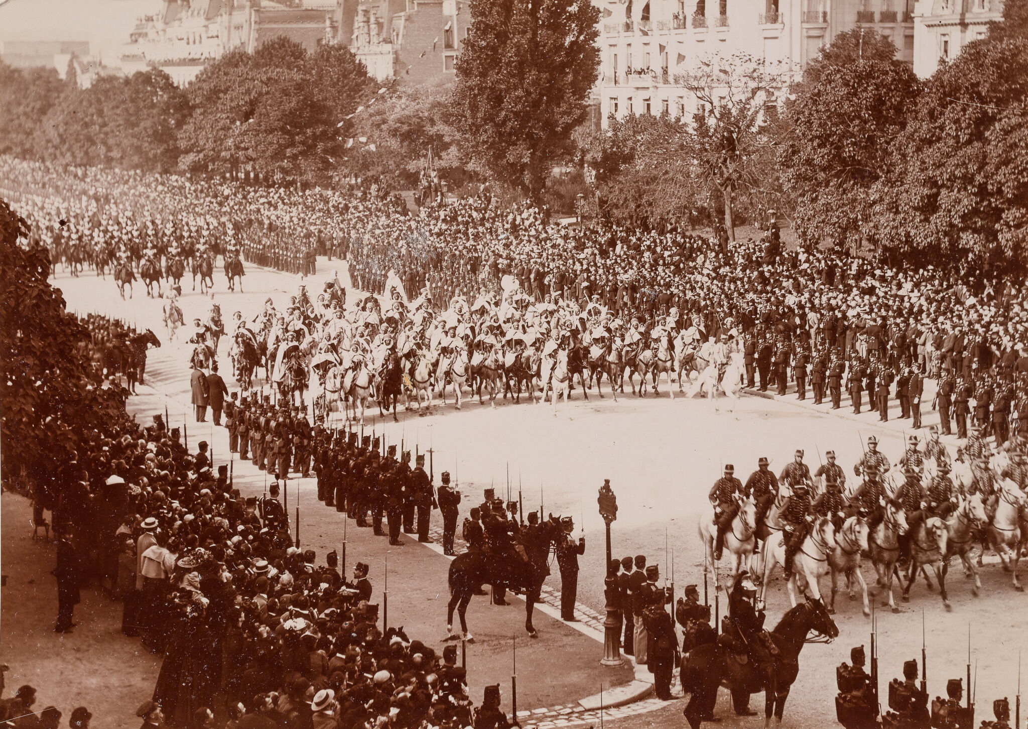 Фотография. Визит императора Николая II во Францию. Почетный эскорт. Елисейские поля. Париж, Kyun Zhakob, 1896