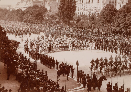 Фотография. Визит императора Николая II во Францию. Почетный эскорт. Елисейские поля. Париж