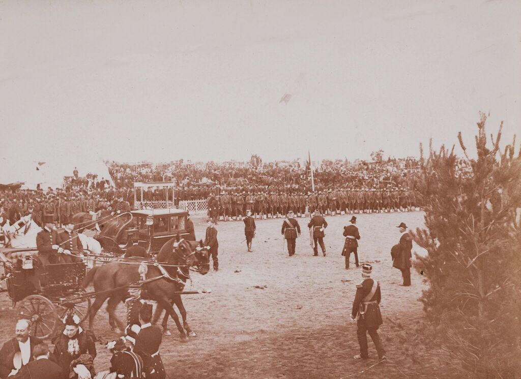 Фотография. Визит императора Николая II во Францию. Экипажи и публика, ожидающие прибытия кортежа. Севр