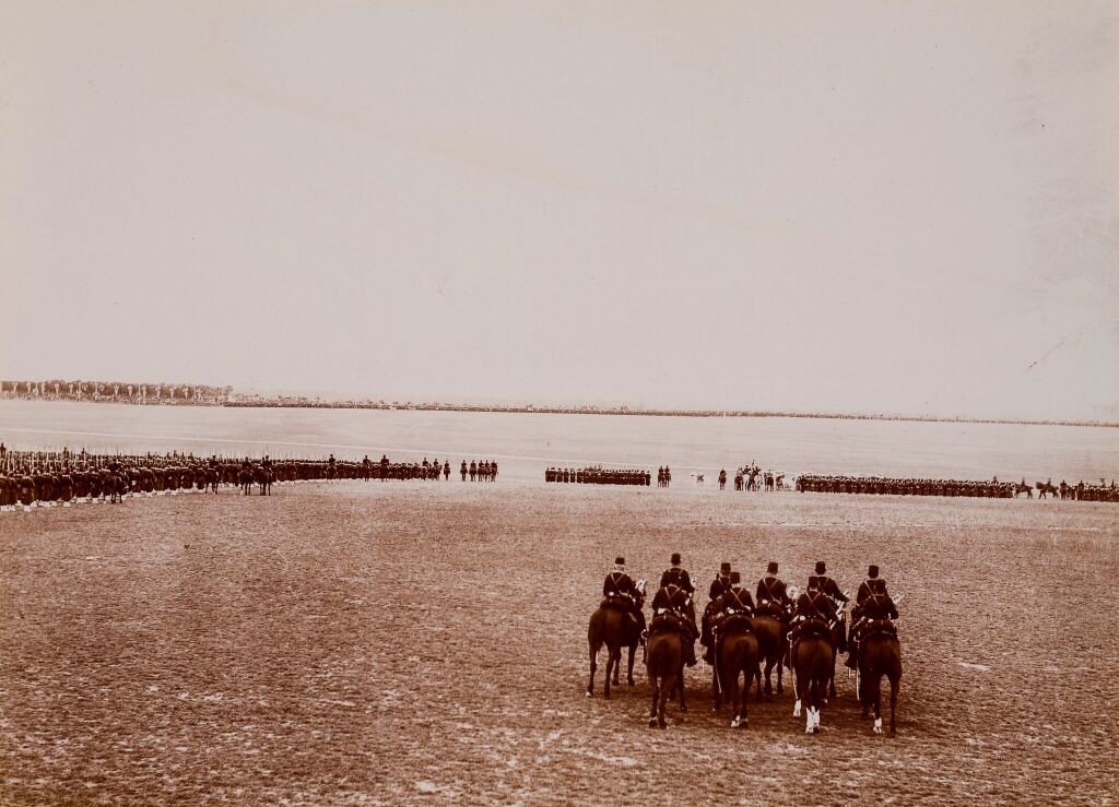 Фотография. Визит императора Николая II во Францию. Военный парад. Левая часть панорамы фронта. Трубачи. Шалон