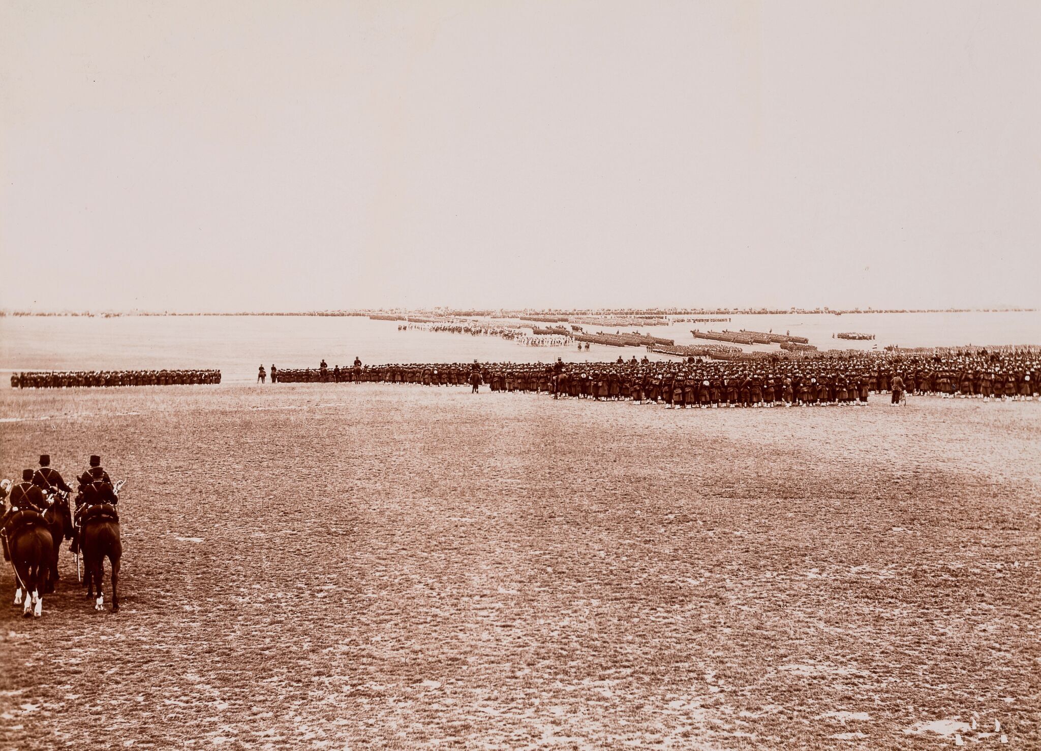 Фотография. Визит императора Николая II во Францию. Военный парад. Правая часть панорамы фронта. Шалон, Kyun Zhakob, 1896
